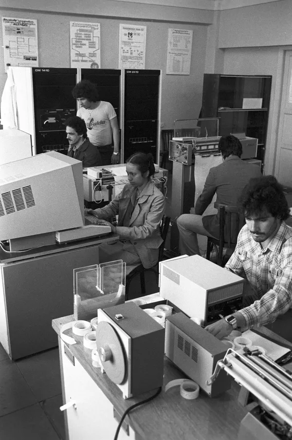 Куба мамлекетинен келген студенттер Политехникалык институттун лабораториясында. 1984-жыл - Sputnik Кыргызстан