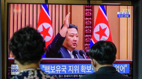 Түндүк Кореянын лидери Ким Чен Ын Сеулдагы темир жол вокзалындагы телеэкранда көрсөтүлгөн - Sputnik Кыргызстан
