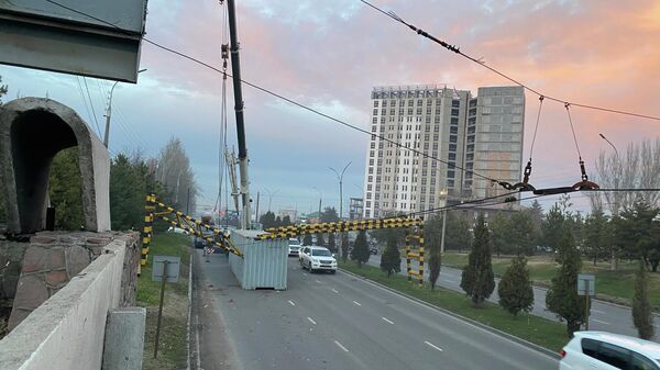 КамАЗ снес ограничитель высоты перед мостом на улице 7 Апреля в Бишкеке - Sputnik Кыргызстан