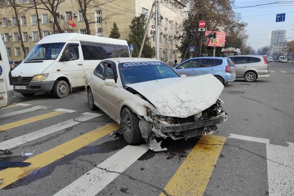 Машины столкнулись примерно в 14:00. Маршрутка ехала на запад по улице Киевской. - Sputnik Кыргызстан