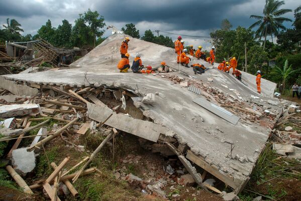 В результате землетрясения в Чианджуре (Индонезия) погибли по меньшей мере 268 человек, сотни пострадали, разрушены или повреждены тысячи домов. Кроме того, землетрясение вызвало оползень, накрывший как минимум одну деревню. - Sputnik Кыргызстан