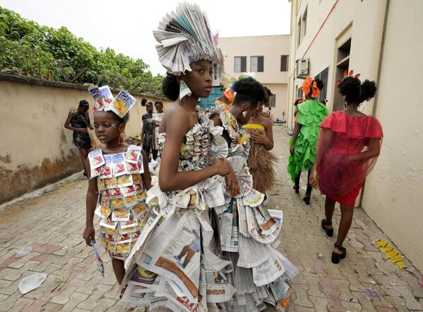 Кайра иштетилген материалдардардан тигилген кийимдерди мода көргөзмөсүндө тартуулаган моделдер. Лагос, Нигерия - Sputnik Кыргызстан
