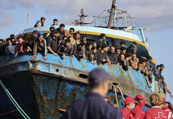 Мигранты в пришвартованной рыбацкой лодке в порту Палеохора на юго-востоке Крита (Греция) - Sputnik Кыргызстан
