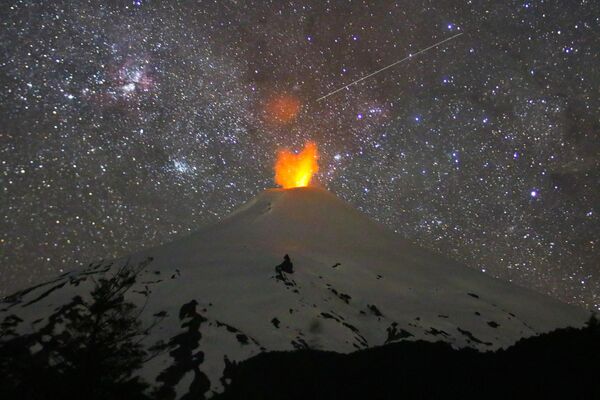 Чилидеги Вильяррика вулканы жанданып жаткан учур. Бул — Түштүк Америкадагы эң эле активдүү жанар тоо. - Sputnik Кыргызстан