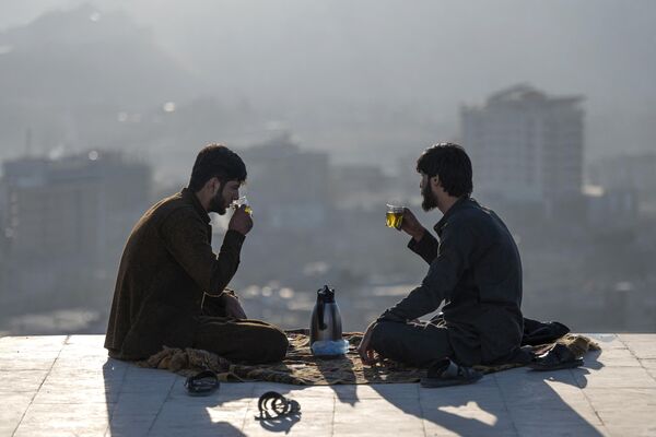 Афганские мужчины пьют чай на вершине холма Надир Хан с видом на Кабул - Sputnik Кыргызстан