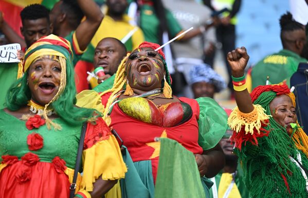 Камерунские болельщицы перед началом матча группового этапа Чемпионата мира по футболу между сборными Швейцарии и Камеруна - Sputnik Кыргызстан