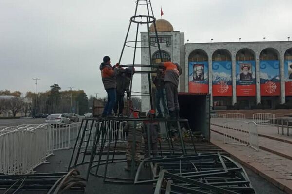 Сейчас устанавливают каркас — эта та же конструкция, которую ставили в предыдущие годы - Sputnik Кыргызстан