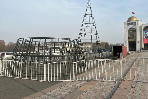 В этом году елка будет стоять посреди большого фонтана на площади Ала-Тоо, а не возле памятника Манасу - Sputnik Кыргызстан