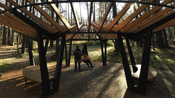Люди отдыхают в парке. Иллюстративное фото - Sputnik Кыргызстан