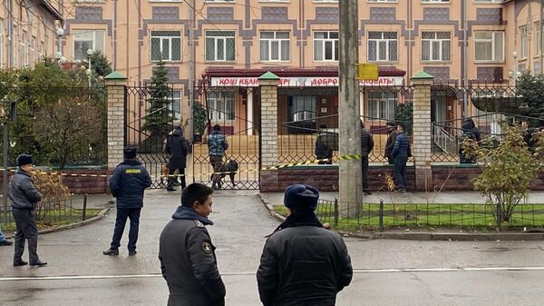 Сотрудники милиции у здания школы №67 в Бишкеке, где было сообщение о бомбе - Sputnik Кыргызстан