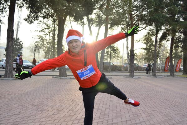 Santa Run — любительский, тематический забег, в мире он пользуется популярностью - Sputnik Кыргызстан