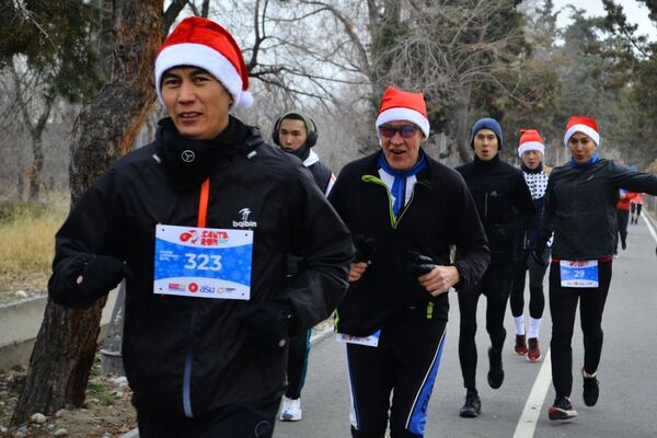 Сотни участников в символичных красных шапках Санта-Клауса пробегут 25 декабря по улицам Бишкека - Sputnik Кыргызстан