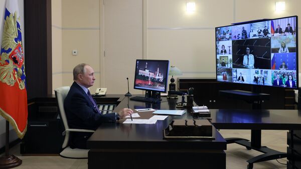 Президент РФ Владимир Путин в формате видеоконференции проводит встречу с инвалидами и представителями общественных организаций - Sputnik Кыргызстан
