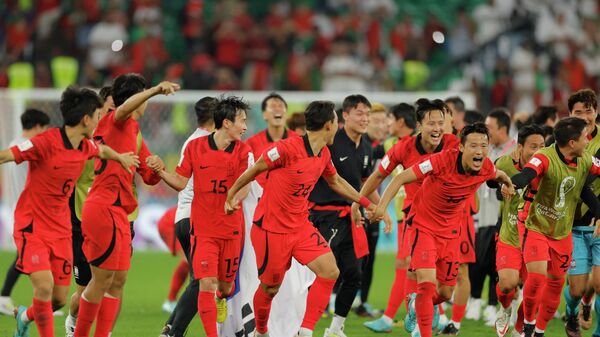 Игроки из Южной Кореи празднуют победу над Португалией на матче группы H чемпионата мира по футболу в Катаре - Sputnik Кыргызстан