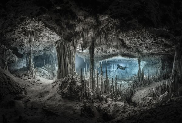 Снимок &quot;Затопленная пещера&quot; американского фотографа Martin Broen - Sputnik Кыргызстан