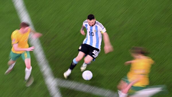 Аргентинский нападающий Лионель Месси бежит с мячом во время футбольного матча 1/8 финала чемпионата мира 2022 года в Катаре между Аргентиной и Австралией - Sputnik Кыргызстан