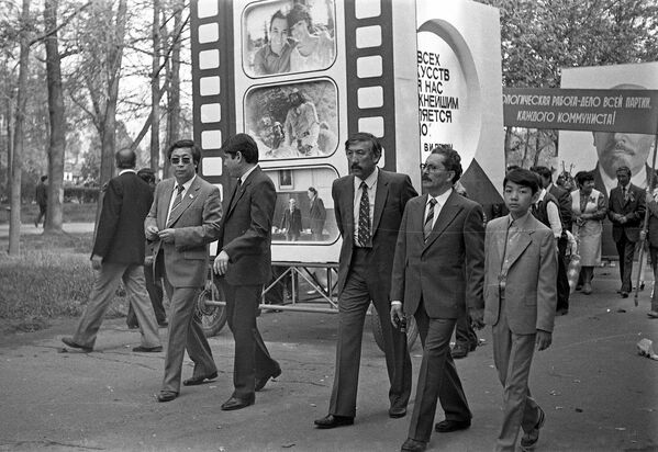 Фрунзе шаарындагы парадга катышкан Төлөмүш Океев менен Нуртай Борбиев - Sputnik Кыргызстан