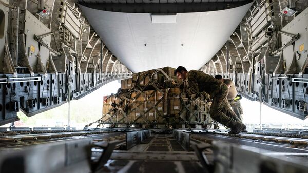 Погрузка боеприпасов на грузовой самолет С-17 для отправки на Украину на базе ВВС США Дувр. Архивное фото - Sputnik Кыргызстан