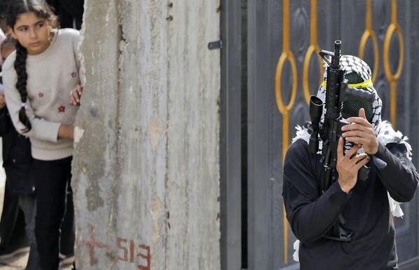 Палестинские боевики на похоронах 21-летнего Раеда ан-Насана, убитого во время столкновений с израильскими войсками в деревне аль-Мугайер. Палестина заявила, что израильские войска застрелили четырех палестинцев на оккупированном Западном берегу. - Sputnik Кыргызстан