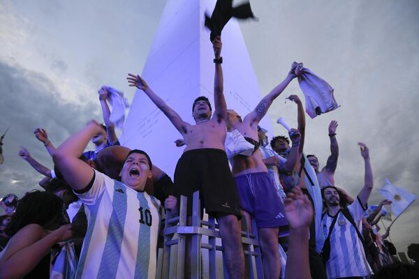 Аргентинские футбольные фанаты празднуют победу своей команды в матче против Польши - Sputnik Кыргызстан