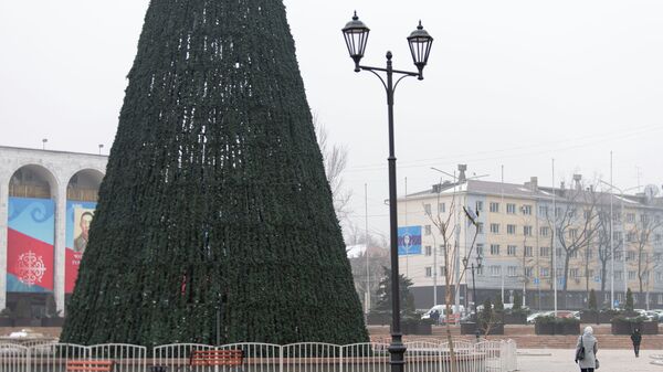 Бишкекте жаңы жылдык башкы балатын орнотуу иштери. Архив - Sputnik Кыргызстан