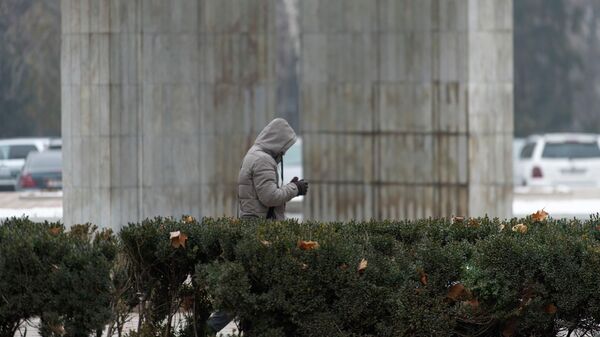 Мужчина проходит мимо монумента Дружбы народов на площади Ала-Тоо в Бишкеке - Sputnik Кыргызстан