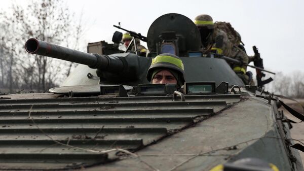 Украинские военнослужащие едут на боевой машине пехоты на востоке Украины - Sputnik Кыргызстан