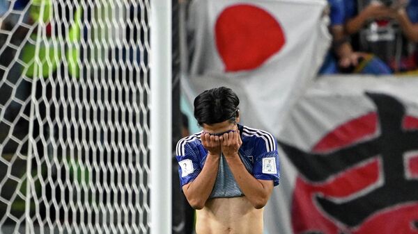 Японский полузащитник № 10 Такуми Минамино после пенальти на 1/8 финала между Японией и Хорватией - Sputnik Кыргызстан