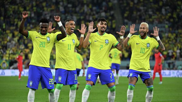 Члены сборной Бразилии празднуют второй гол с пенальти во время 1/8 финала между сборными Бразилии и Южной Кореи - Sputnik Кыргызстан