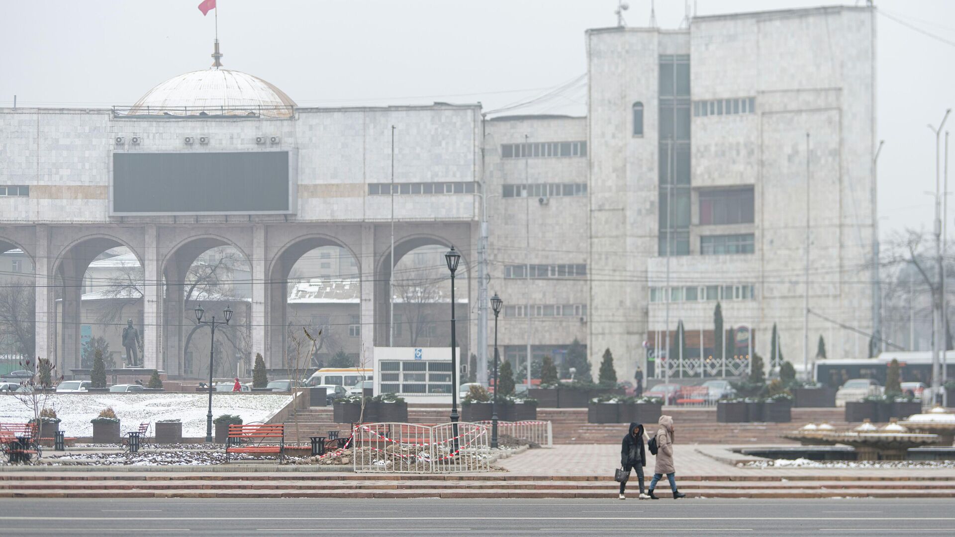 Люди на площади Ала-Тоо в Бишкеке - Sputnik Кыргызстан, 1920, 12.12.2022