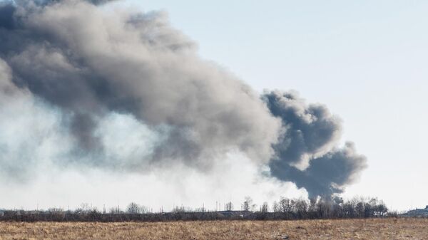 Нефтенакопитель, загоревшийся из-за атаки украинских беспилотников в районе курского аэродрома - Sputnik Кыргызстан