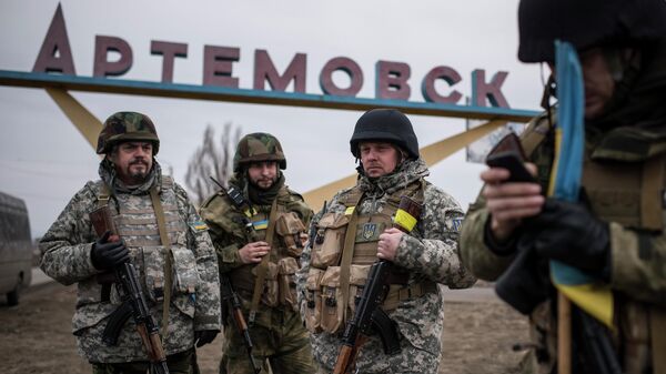 Украинские военнослужащие стоят у таблички с надписью Артемовск. Архивное фото - Sputnik Кыргызстан