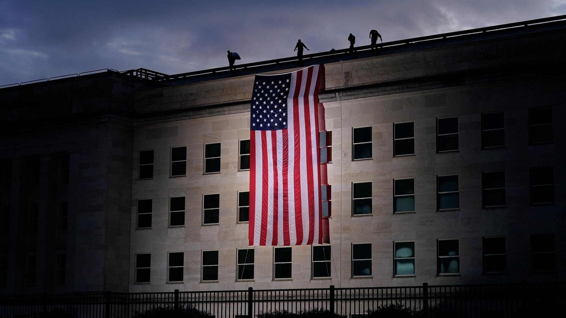 Флаг США на здании Пентагона в Вашингтоне. Архивное фото - Sputnik Кыргызстан, 1920, 23.03.2023