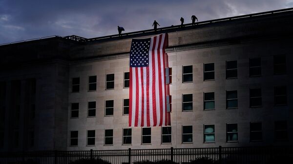 Флаг США на здании Пентагона в Вашингтоне. Архивное фото - Sputnik Кыргызстан