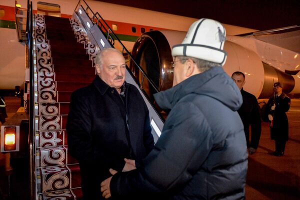 Вчера прилетел президент Беларуси Александр Лукашенко - Sputnik Кыргызстан