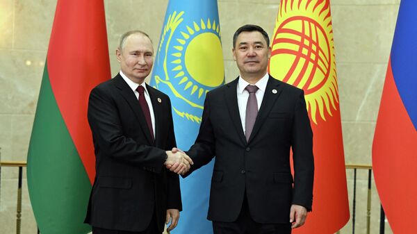 Президент Садыр Жапаров и президент России Владимир Путин в Бишкеке. Архивное фото - Sputnik Кыргызстан