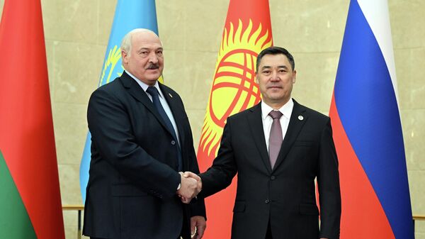 Президент Кыргызстана Садыр Жапаров и глава Беларуси Александр Лукашенко. Архивное фото - Sputnik Кыргызстан