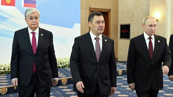 Президент Садыр Жапаров и президенты Казахстана и России Касым-Жомарт Токаев и Владимир Путин. Архивное фото - Sputnik Кыргызстан