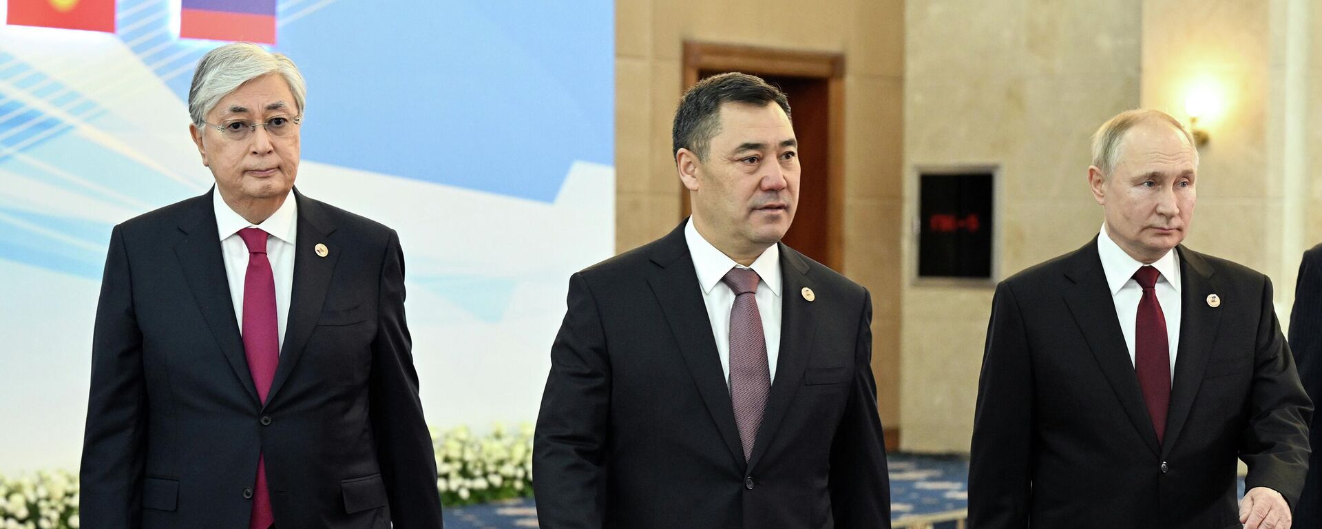 Президент Садыр Жапаров и президенты Казахстана и России Касым-Жомарт Токаев и Владимир Путин. Архивное фото - Sputnik Кыргызстан, 1920, 09.09.2025