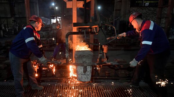 Рабочие сталелитейного производства на заводе. Архивное фото - Sputnik Кыргызстан