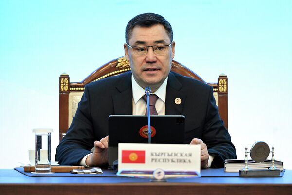 Иш-чара ээси, президент Садыр Жапаров жыйындын тар чөйрөсүндөгү жолугушууда сүйлөп жатат - Sputnik Кыргызстан
