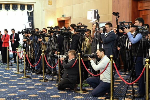 А вот так работали журналисты на саммите ЕАЭС - Sputnik Кыргызстан