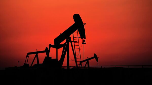 Нефтяные насосы на нефтяном месторождении. Архивное фото - Sputnik Кыргызстан