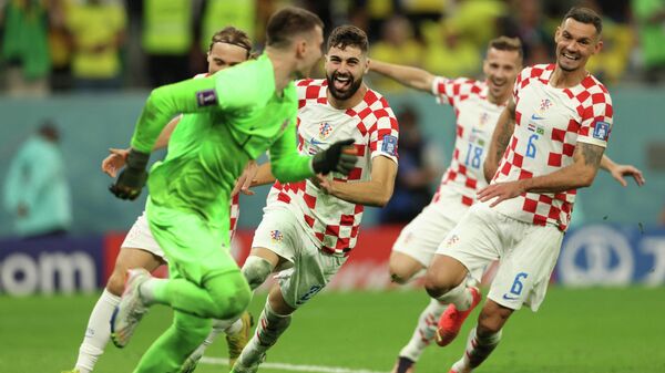 Члены сборной Хорватии празднуют победу в серии пенальти в четвертьфинале чемпионата мира в Катаре - Sputnik Кыргызстан