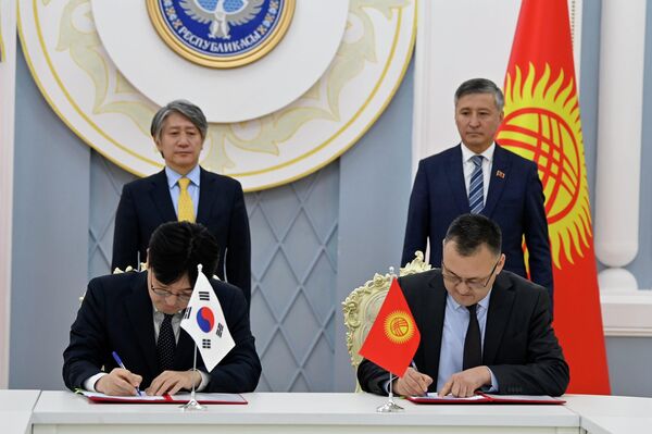 Представительство Корейского агентства по международному сотрудничеству (KOICA) в Кыргызстане подарило Жогорку Кенешу сетевое оборудование на сумму 200 тысяч долларов - Sputnik Кыргызстан