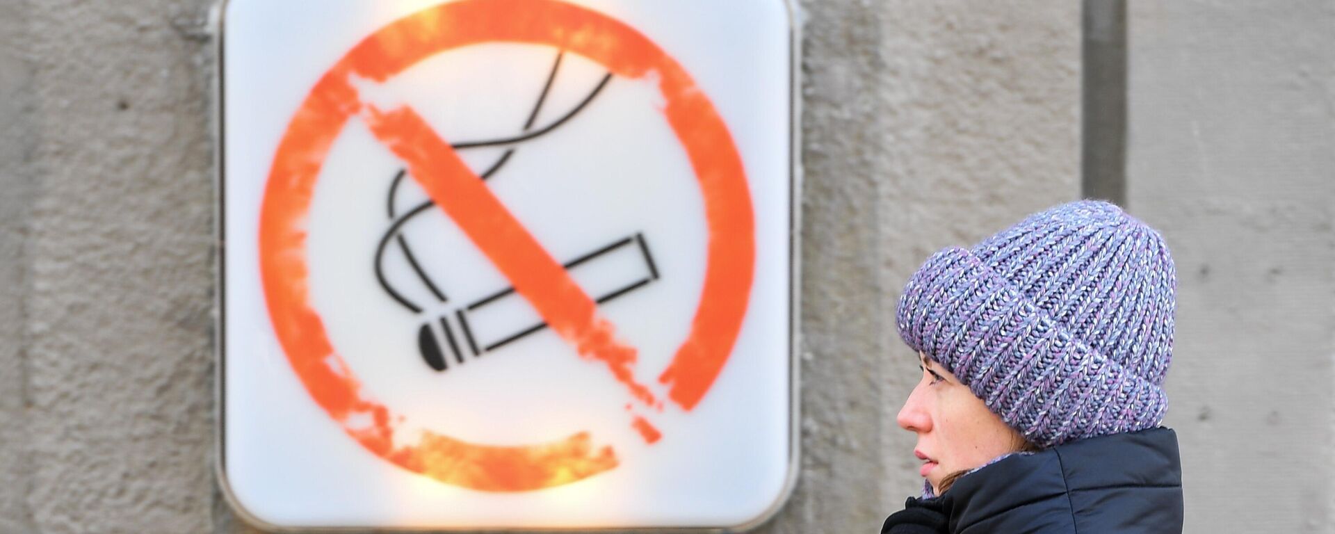Женщина около таблички курение запрещено. Архивное фото - Sputnik Кыргызстан, 1920, 12.12.2022