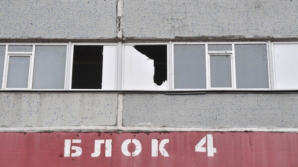 Разбитые стекла 4-го энергоблока Запорожской атомной электростанции после недавних обстрелов со стороны ВСУ - Sputnik Кыргызстан