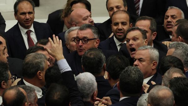 Турецкие оппозиционные партии и депутаты правящей партии спорят во время заседания в Анкаре - Sputnik Кыргызстан
