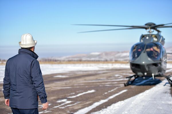 Кыргызстан экинчи ирет жаңы Airbus H145 техникасын сатып алып, президент Садыр Жапаров бүгүн, 11-декабрда, аталган тик учакка түшүп бир сыйра көрүп чыкты - Sputnik Кыргызстан