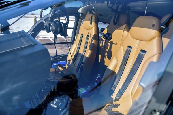 Султанбаев Airbus H145 эң акыркы навигация жабдуулары, автопилот, жолдогу жагдайды эскертүүчү TAS 620 системасы, кошумча абаны тазалоо системасы жана башкалар менен жабдылганын маалымдады - Sputnik Кыргызстан